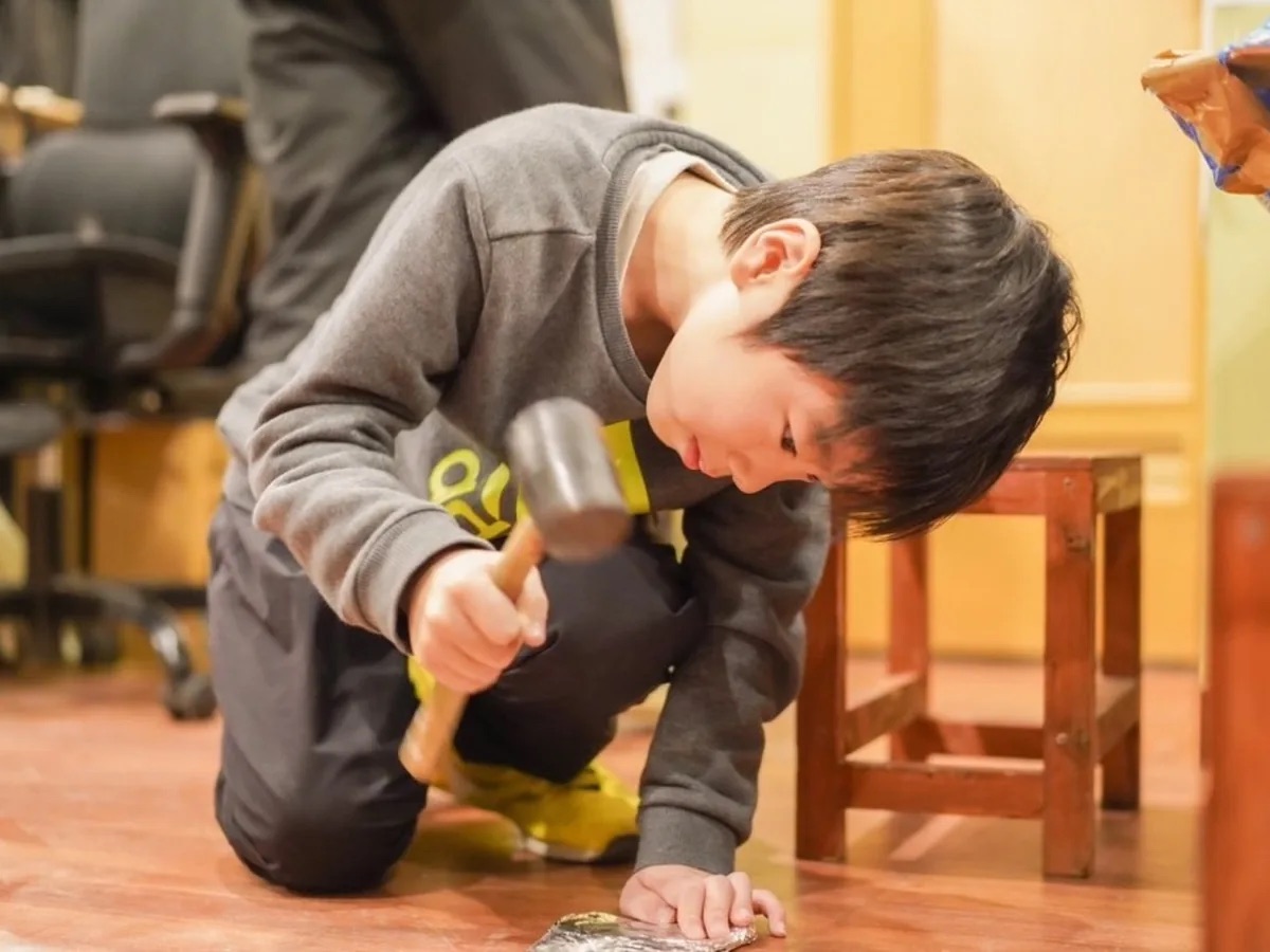 木工作品づくりに集中して取り組む子ども