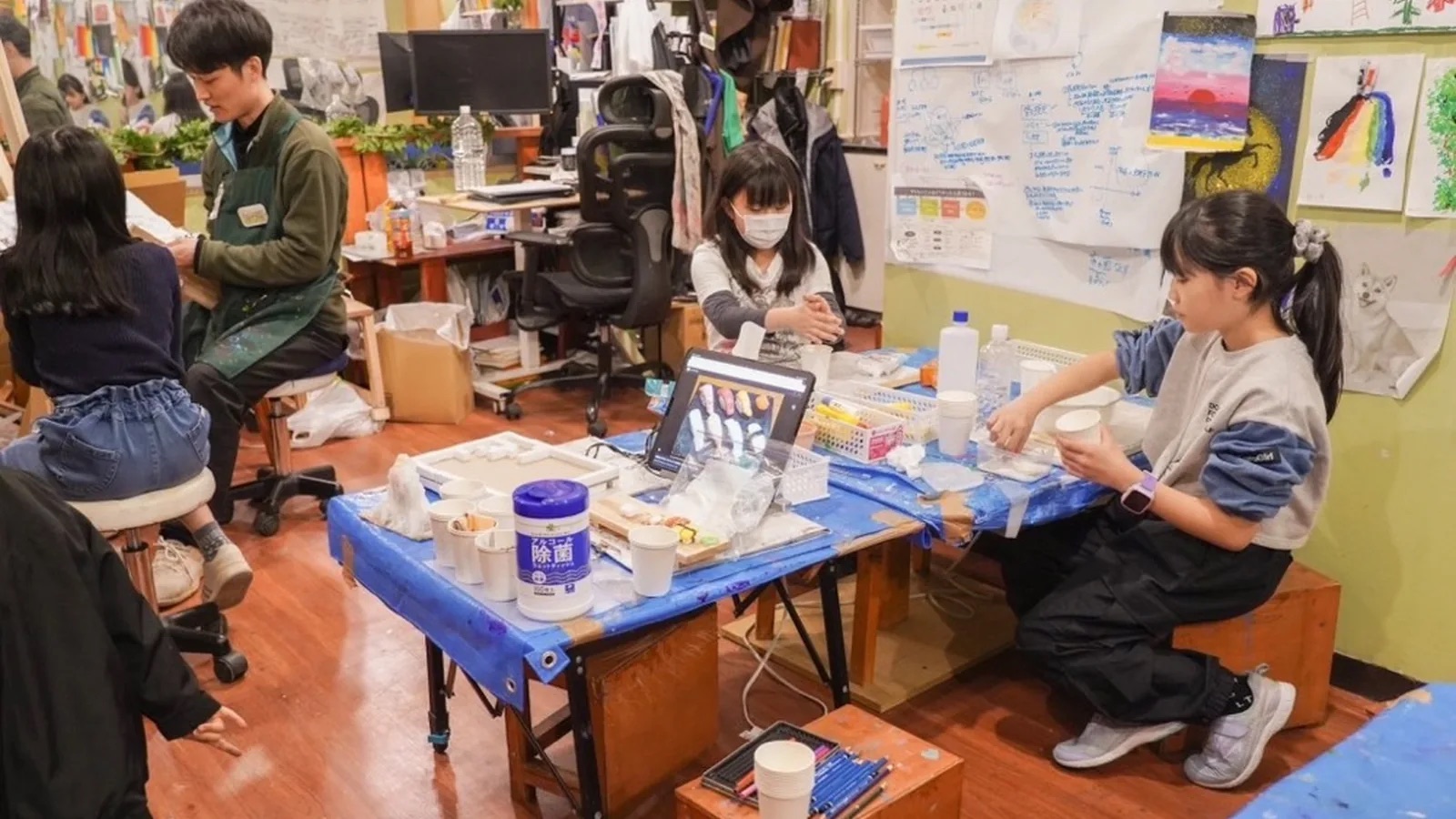 教室でそれぞれの作りたいものを考える子どもたち